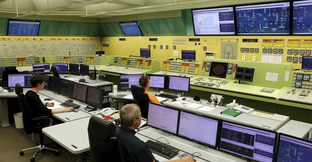 An ihren Bildschirmen haben die Mitarb...m Kernkraftwerk genau unter Kontrolle.  | Foto:  Kernkraftwerks Leibstadt