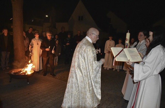 Pfarrer Bernhard Schneider liest am Os...t besuchten Osterfeiern in Jechtingen.  | Foto: Roland Vitt