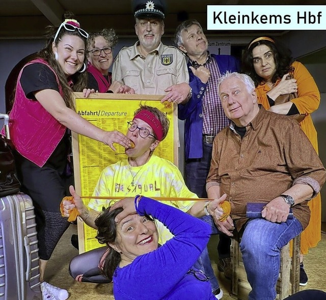 Abfahrbereit prsentiert sich das gut gelaunte Tam-Team.  | Foto: Theater am Mhlenrain/zVg