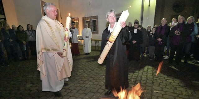 Pfarrer Herbert Rochlitz und Pfarrerin... der Osterkerzen auf dem Schlossplatz.  | Foto: Markus Zimmermann