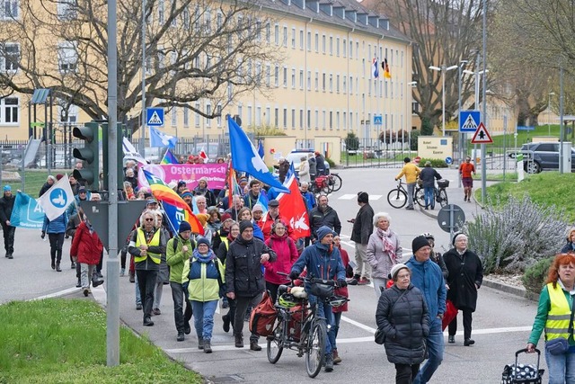 Die Demonstranten versammelten sich vo...gade und zogen dann in die Innenstadt.  | Foto: Volker Mnch