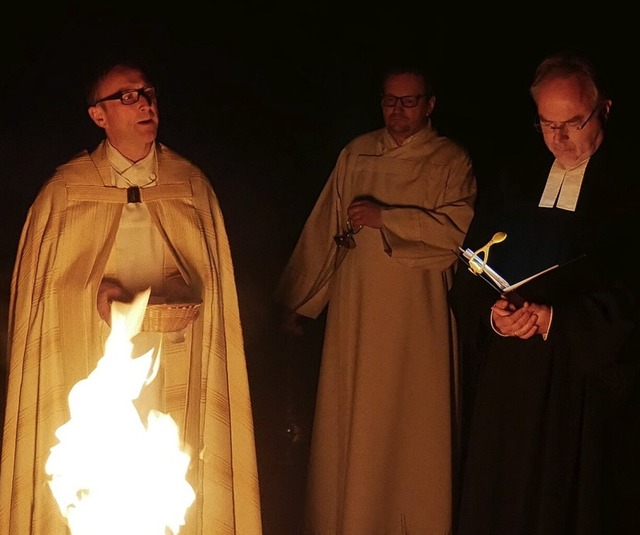 Vor dem  Gottesdienstes wurden die Osterkerzen am Osterfeuer entzndet.  | Foto: Michael Gottstein