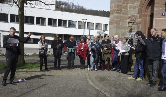 Der Chor probte vor der Bernhardskirche kurz vor dem Gottesdienst.  | Foto: Gudrun Gehr