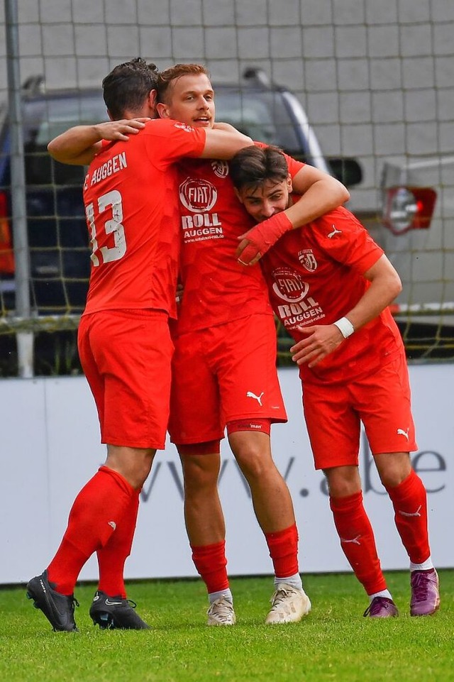 Matchwinner in Singen: Yannis Kalchschmidt (Mitte) vom FC Auggen  | Foto: Achim Keller