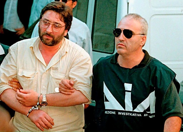 Francesco Schiavone (links) bei seiner Festnahme 1998 in  Casal di Principe.  | Foto: Ciro_Fusco (picture Alliance)
