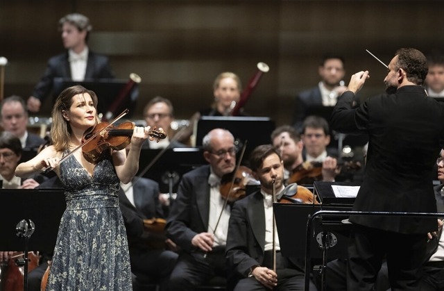 Lisa Batiashvili und die Berliner Philharmoniker unter Kirill Petrenko (re)  | Foto: MONIKA RITTERSHAUS