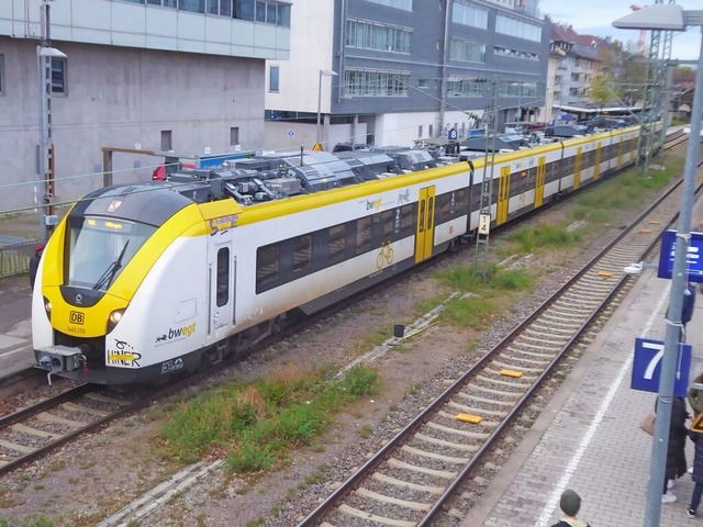 Dieser fnfteilige Zug pendelt werktag...somit den Betrieb der Breisgau-S-Bahn.  | Foto: Manfred Frietsch