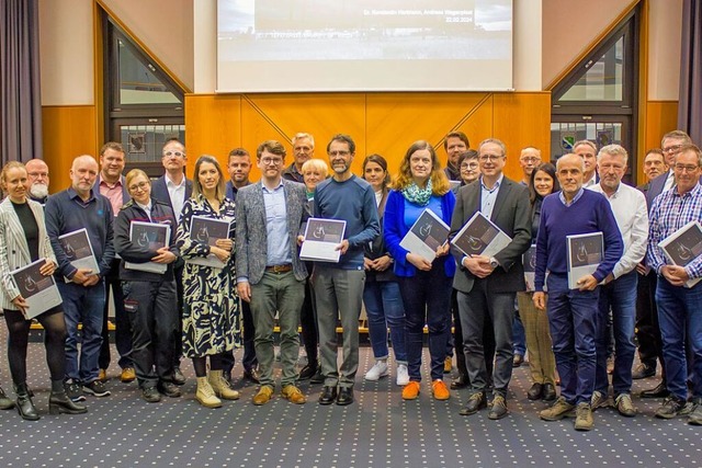 Vertreter des Landkreises Lrrach, der...tfallplnen des Planungsbros KomRe AG  | Foto: Landratsamt Lrrach / Stefan Heigl