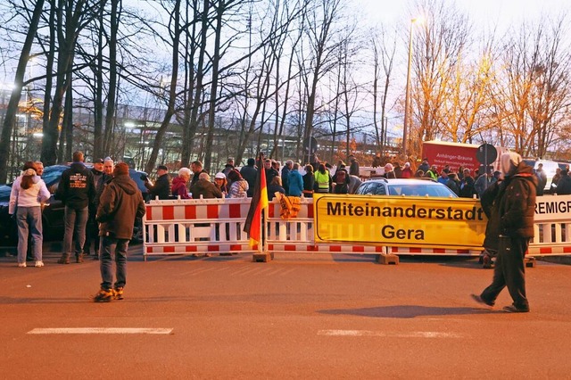 Menschen demonstrieren in Gera gegen d...ung einer neuen Flchtlingsunterkunft.  | Foto: Bodo Schackow (dpa)