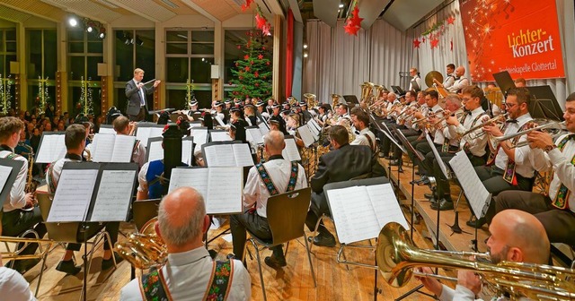 Die Trachtenkapelle Glottertal bei ihrem Konzert am ersten Weihnachtsfeiertag  | Foto: Bernhard Wrzburger