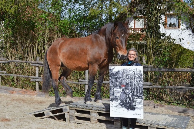 Stephanie Ohnemus mit einem ihrer Werk...l fr eines ihrer Bilder Modell steht.  | Foto: Lena Marie Jrger