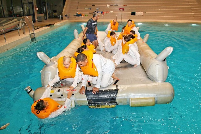Bei der Grundausbildung der Swiss-Flug...hwimmbad eine Wasserlandung simuliert.  | Foto: Steve Pryzibilla