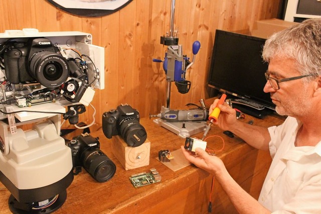 Die Webcams baut Thomas Varadi in seiner Wekstatt selbst zusammen.   | Foto: Erich Krieger