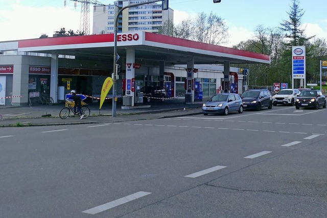 Die Esso-Tankstelle in der Goethestra...wei groen Tankstellen in Rheinfelden.  | Foto: Sebastian Kurtenacker