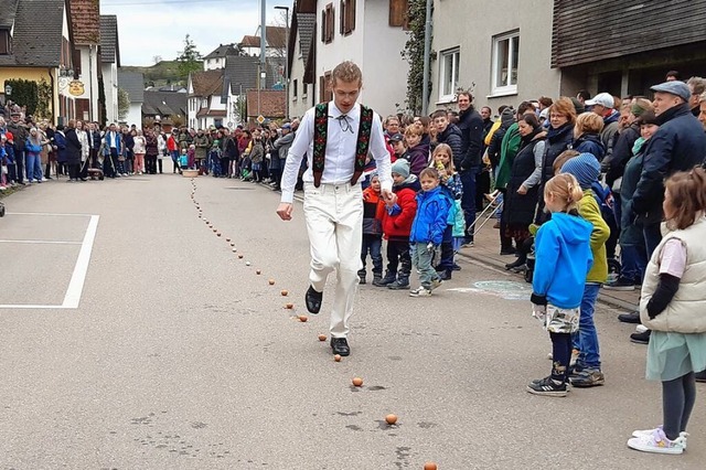 Mit Tempo und Geschick ber die Eier v...aufmann beim Nordweiler Eierspringen.   | Foto: Reiner Merz