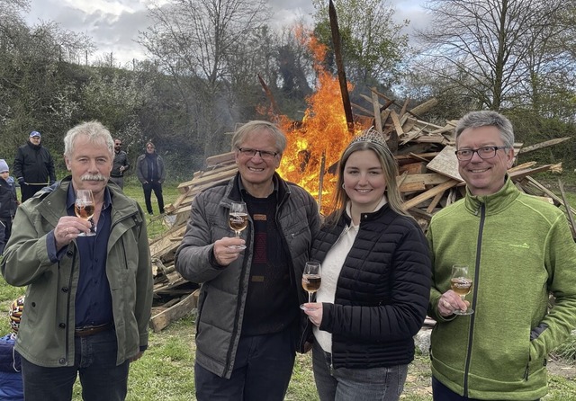 Beim Osterfeuer dabei waren Weinprinze...old,  Gnter Linser und Frank Greschel  | Foto: Mario Schneberg