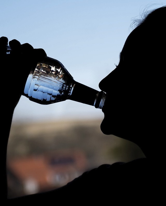 Die Zahl der Alkoholvergiftungen unter Jugendlichen ist auf einem Rekordtief.  | Foto: Silas Stein (dpa)