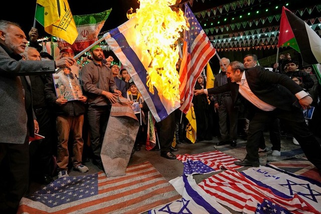 Flammen fr den Feind: Iranische Demon...-amerikanische und israelische Fahnen.  | Foto: Vahid Salemi (dpa)