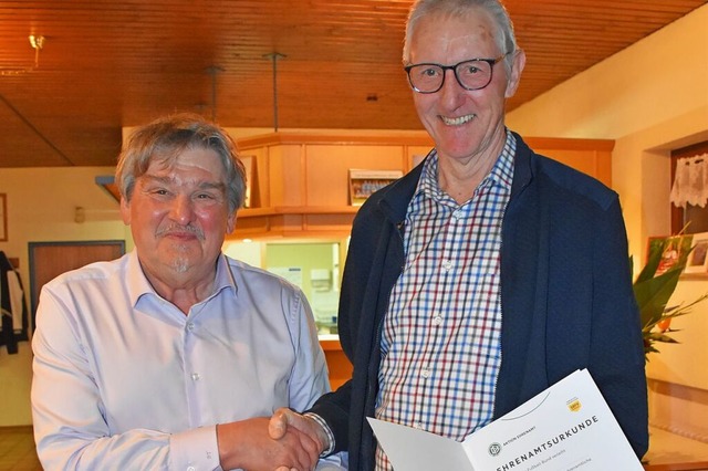 Der SBFV-Ehrenamtsbeauftragte Bruno Tr...t dem geehrten Karl Kuscher (rechts).   | Foto: Roland Vitt