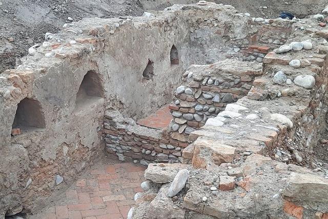 Archologen finden in Neuenburg vornehme Keller und einen mystischen Steinkopf