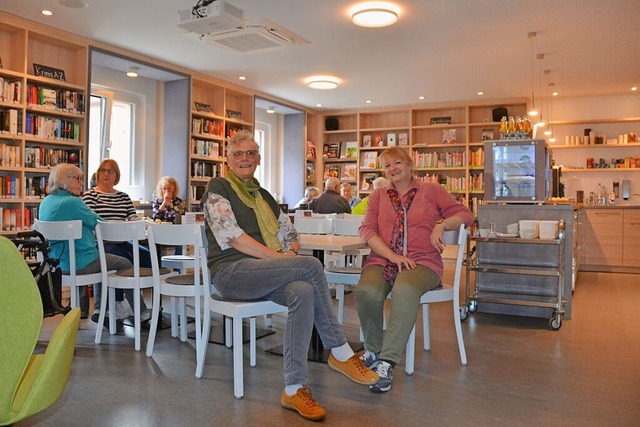 Inge Streblow (vorne li.), Leiterin de...Fellmann arbeiten gerne im Kaffeesatz.  | Foto: Ulrike Strter
