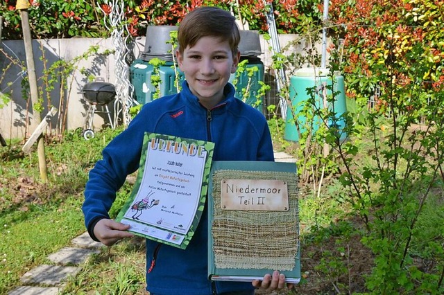 Der elfjhrige Jacob Huber aus Gottenh... und die Urkunde des Nabu-Wettbewerbs.  | Foto: Janna Kies