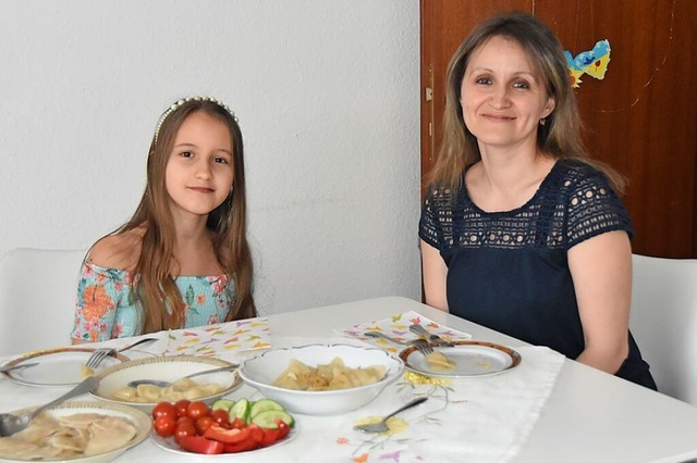 Anna Fitkovska und ihre  Tochter Daria...&#8211; in Deutschland gerne Vareniki.  | Foto: Verena Mller-Baltes