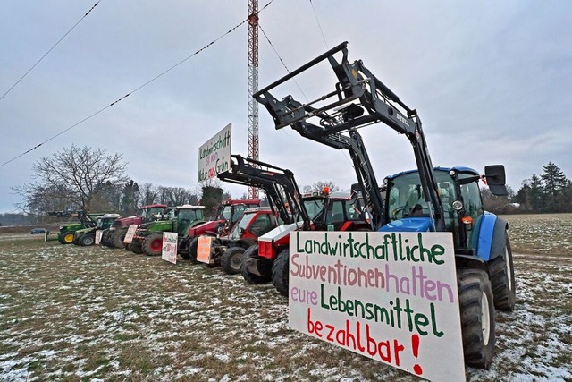 Auch beim Mundenhof in Freiburg standen Protestschilder der Landwirte.  | Foto: Michael Bamberger