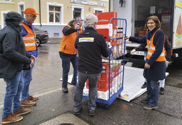 Zum zweiten Mal belieferten die Hilfemacher zu Ostern die Tafeln im Kreis.  | Foto: Verein