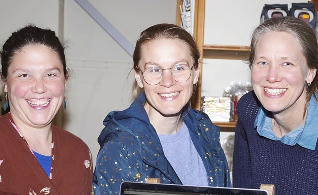 Katrin Hellwig, Vorsitzende Maren Spencer, Rosi Vollbrecht-Osswald (von links)  | Foto: Birgit-Cathrin Duval