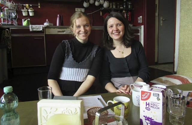 Schauspielerin Kira Wladarz (l.)und Pr...rine Choquet, erwarten Theaterfreunde.  | Foto: Susanne Kerkovius