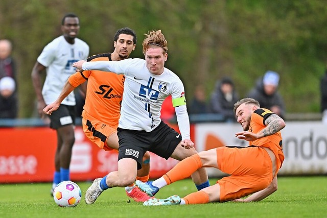 Konstantin Fries vom SC Lahr (in Wei)...chern das 1:0 fr den Verbandsligisten  | Foto: Achim Keller