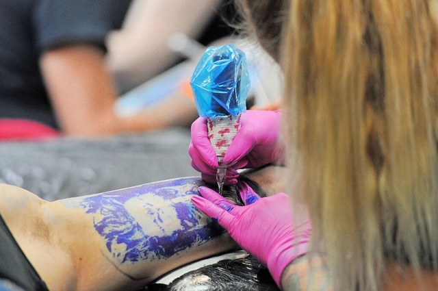 Jeder Stich muss sitzen: Beim Tattoo-W...n sich gleich ein neues Motiv abholen.  | Foto: Philippe Thines