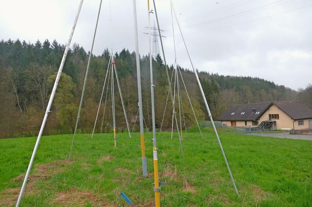 Profilstangen kennzeichnen den Wiesenb...ckgewinnung aus Klrschlamm entstehen.  | Foto: Stefan Limberger-Andris