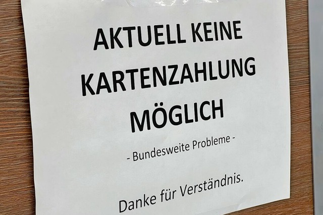 Die Zahlung per Giro- oder Kreditkarte...seit Dienstagabend bundesweit gestrt.  | Foto: Christoph Dernbach (dpa)