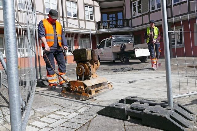 Nach 35 Jahren wird der Brunnen vor dem Rathaus Ihringen abgebaut