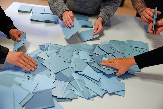 Fr die Kreistagswahl treten im Kreis ... 435 Mnner und Frauen an Symbolfoto).  | Foto: Jean-Francois Badias (dpa)