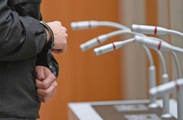 Der Angeklagte im Prozess am Landgeric...l des Oberlandesgerichts in Stammheim.  | Foto: - (dpa)