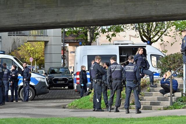 Freiburger Polizei kontrolliert 50 Personen auf dem Sthlinger Kirchplatz