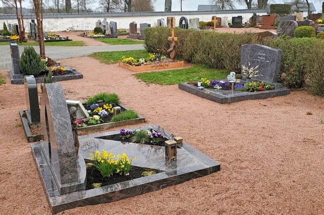 Auf dem Friedhof Unadingen gibt es viele Lcken zwischen den Grbern.  | Foto: Stefan Mertlik