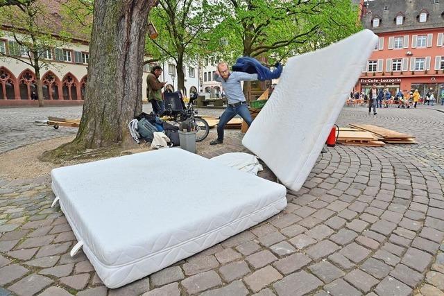 Klimacamper legen auf Freiburgs Rathausplatz einen entspannten Neustart hin