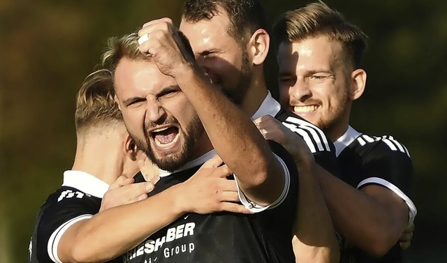Groer Teamspirit: Bujar Halili (vorn)...05 in die Verbandsliga zurckzukehren.  | Foto: Jrgen Rudigier