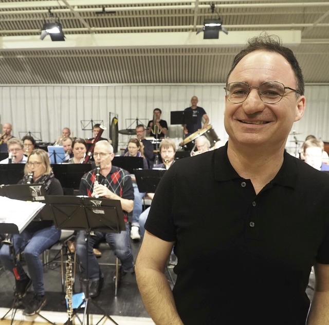 Dirigent Martin Burgunder mit der Stadtmusik Laufenburg/Schweiz  | Foto: Boris Burkhardt
