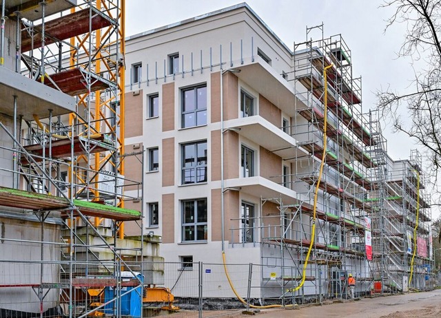 Eine Baustelle mit neuen Wohnungen in ...rtrgen hat ein Rekordniveau erreicht.  | Foto: Patrick Pleul