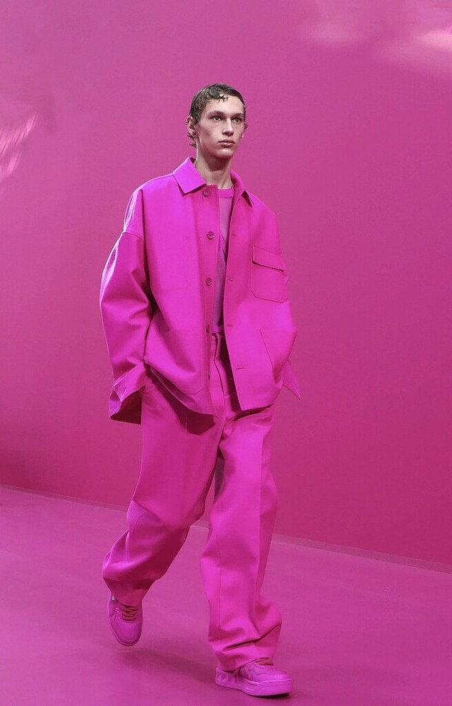 Von oben bis unten in Pink: ein Model auf der Fashion Week 2022 in Paris  | Foto: Vianney Le Caer (dpa)
