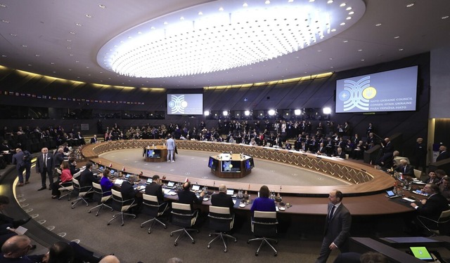 Zu Beginn 12, nun 32 Mitglieder: Gesam...es Nato-Ukraine-Rates am runden Tisch.  | Foto: Geert Vanden Wijngaert (dpa)
