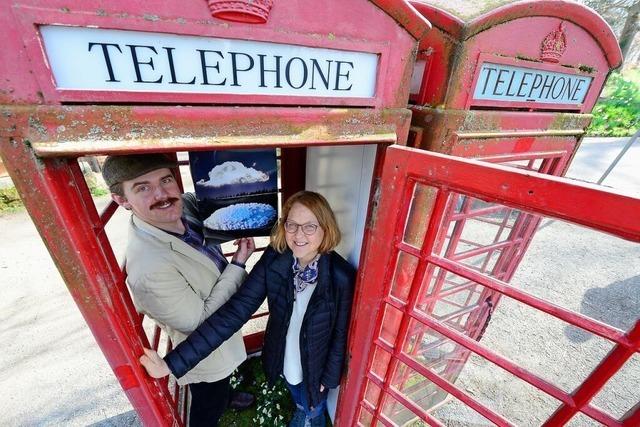 Zwei englische Telefonzellen dienen auf Freiburgs Lorettoberg als Mini-Museum