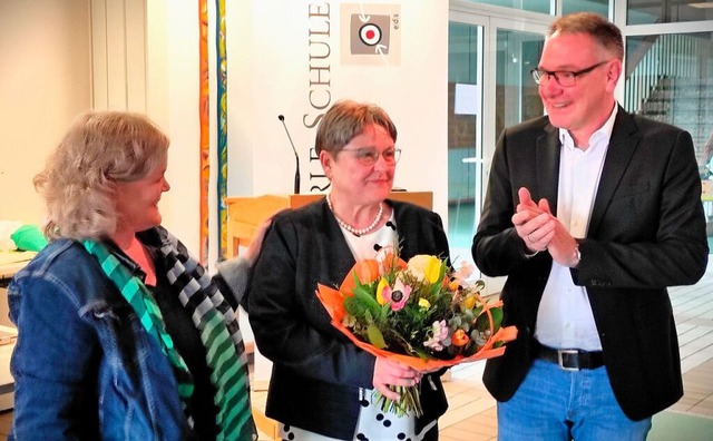 Schulleiterin Nanni Laupheimer und Kon... Klipfel (Bildmitte) in den Ruhestand.  | Foto: Werner Schnabl