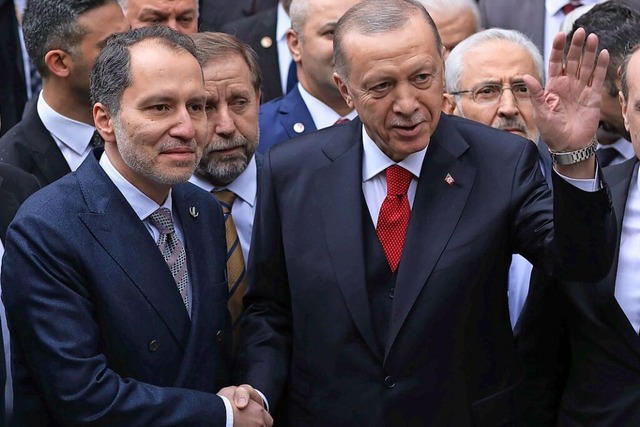 Recep Tayyip Erdogan (rechts) gibt Muhammed Ali Fatih Erbakan die Hand.  | Foto: Burhan Ozbilici (dpa)