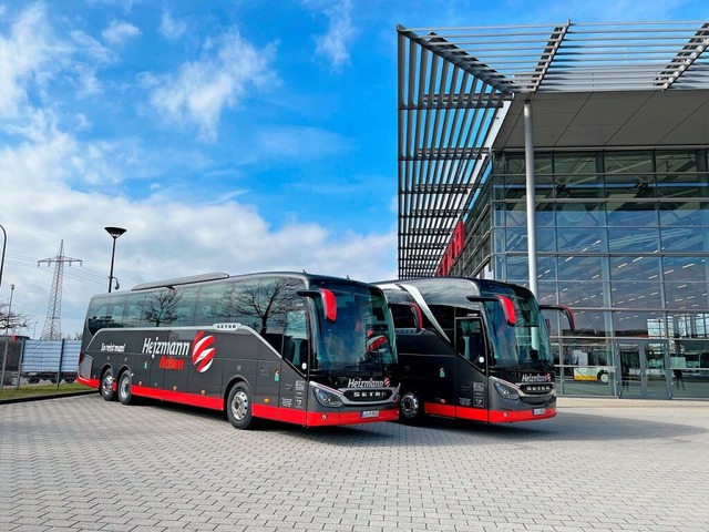 Zwei Reisebusse der Heizmann-Flotte in Zell im Wiesental  | Foto: Heizmann